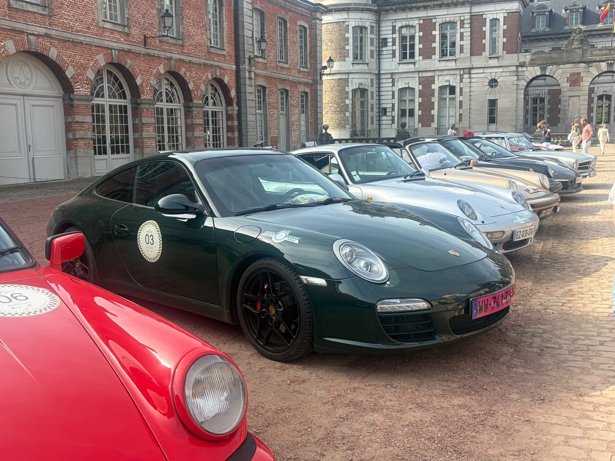 Voitures anciennes alignées dans la cour du château de Belœil