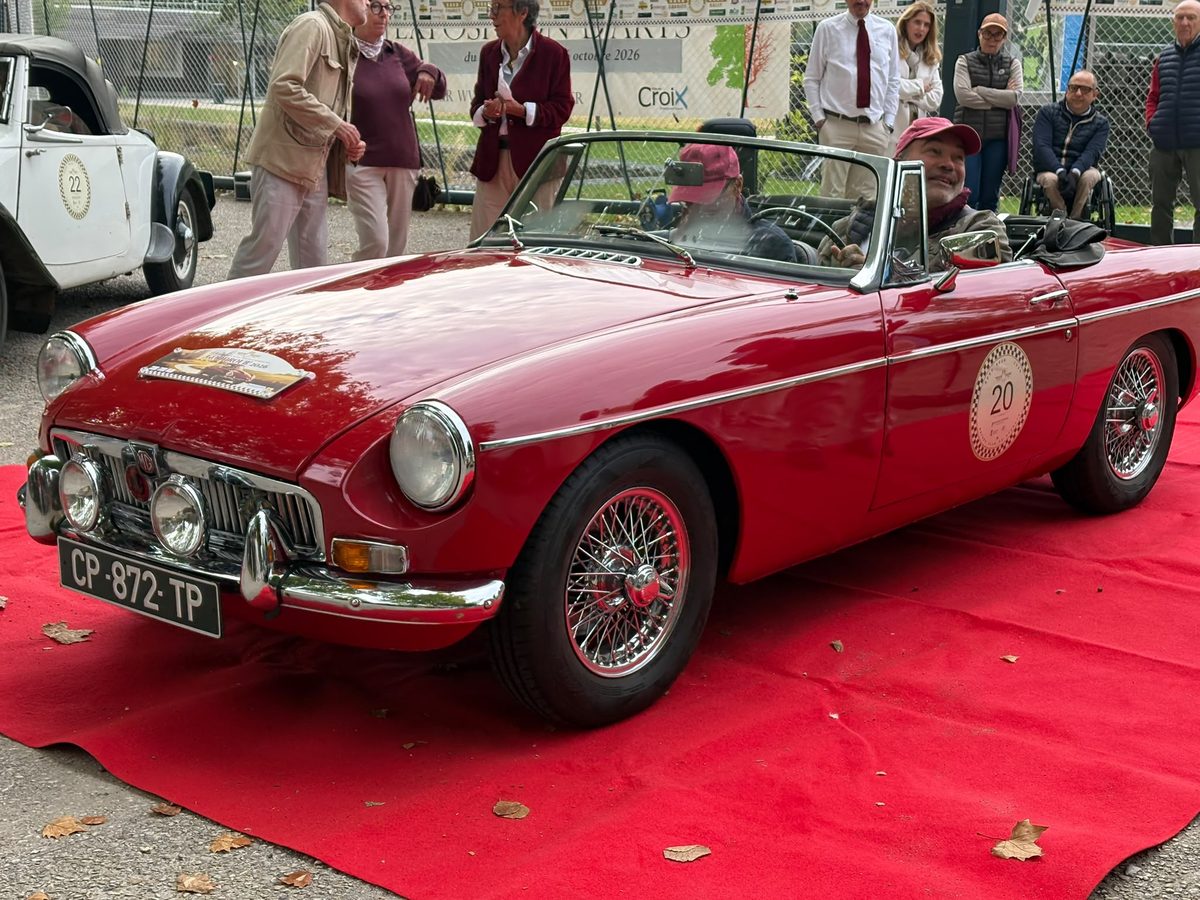 Cabriolet rouge sur le tapis rouge du départ, à Croix